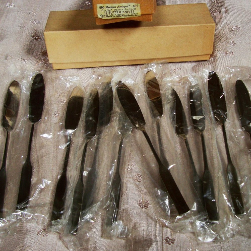 Oneida Deluxe Set 4 MODERN ANTIQUE Butter Knives